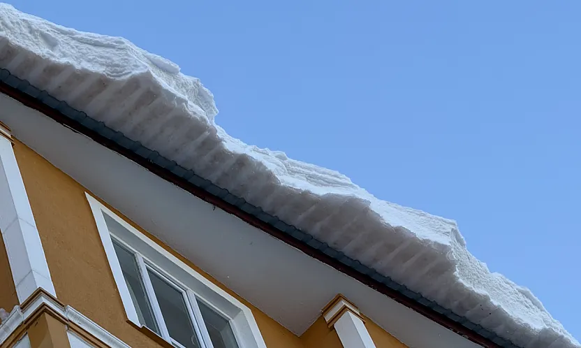 Ağrı'da Dondurucu Soğuklar Tehlike Saçıyor: Çatılarda Dev Buz Sarkıtları