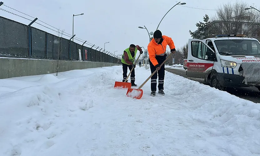 Ağrı'da kaldırımlar buz tutmadan ekipler sahada