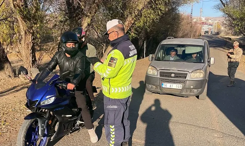 Ağrı'da Kapsamlı Trafik Kontrolü: 88 Ceza, 49 Men ve 5 Yakalama Kararı
