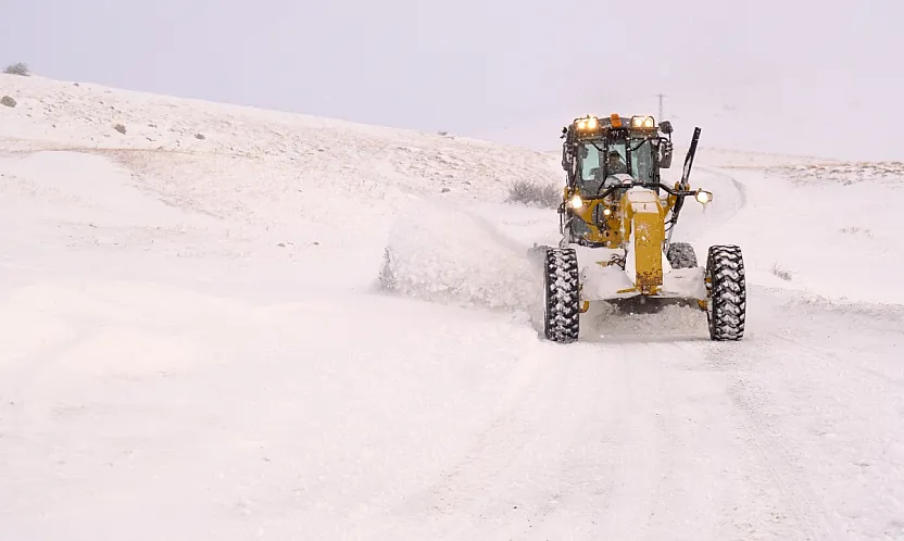 Ağrı'da kar ve tipi ulaşımı vurdu