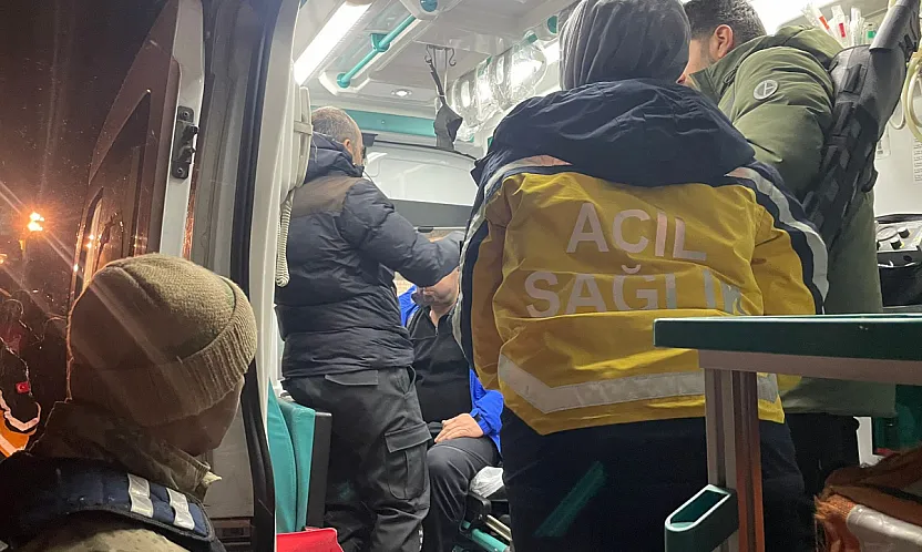 Ağrı'da korkutan çığ: 4 kişinin olduğu araç kar altında kaldı