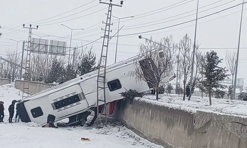 Ağrı'da yolcu otobüsü şarampole devrildi: 16 yaralı