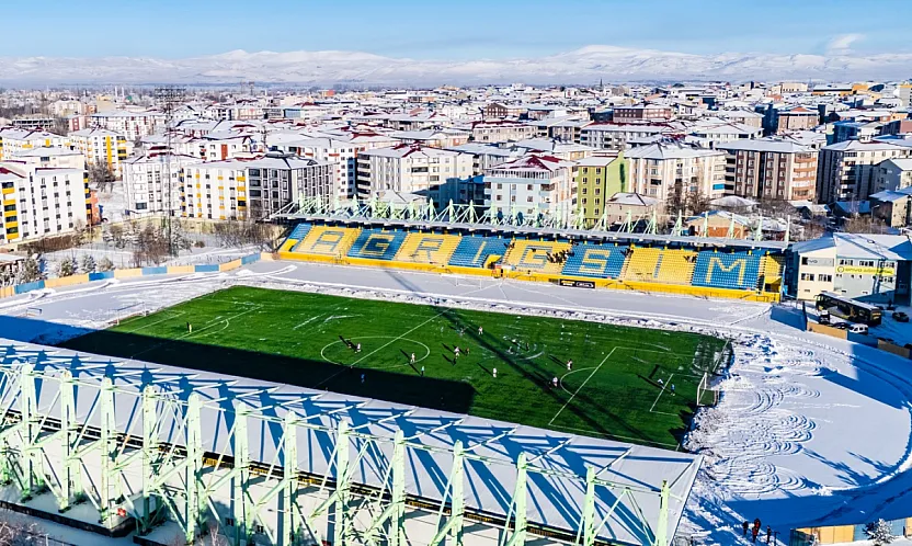 Ağrı Vali Lütfi Yiğenoğlu Stadyumu Kar Yağışıyla Beyaza Büründü