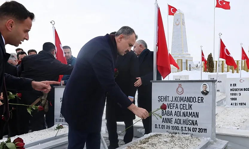 Ağrı Valisi Önder Bozkurt'tan İlk Ziyaret Merkez Şehitliği'ne