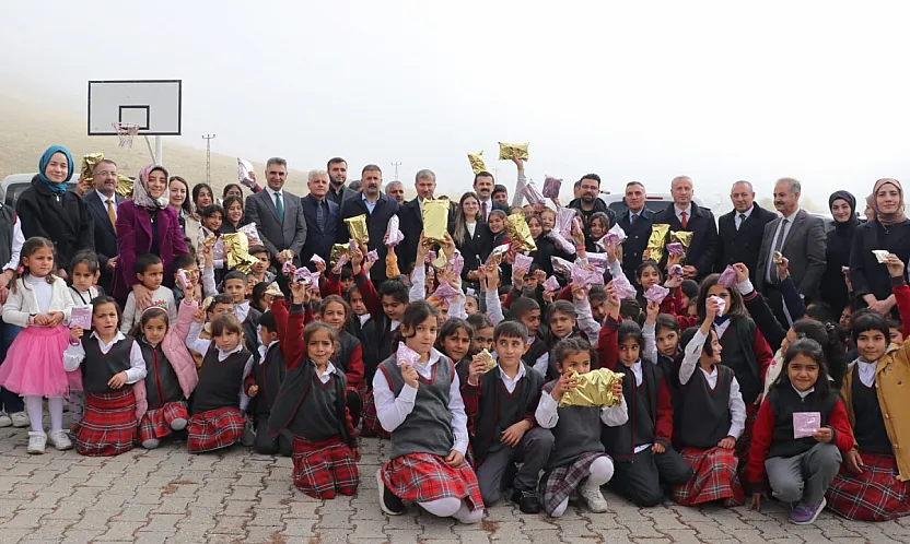 AİÇÜ Rektörü Prof. Dr. İlhami Gülçin, Doğduğu Köyde Öğrenci ve Öğretmenlerle Buluştu