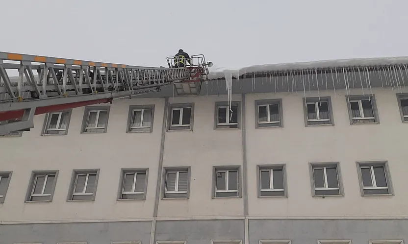 Buz sarkıtları tehlike saçtı: Ağrı'da itfaiyeden önlem
