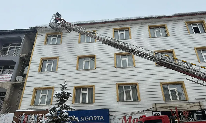 Patnos'ta çatı buzları alarm veriyor