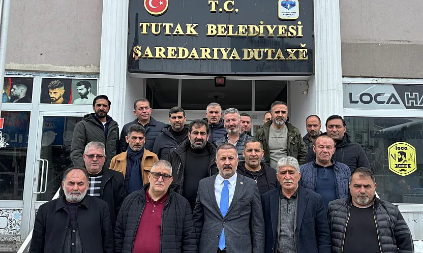 Tutak'ta 9 aile AK Parti'ye katıldı, Başkan Fevzi Sayan destekle sevindi
