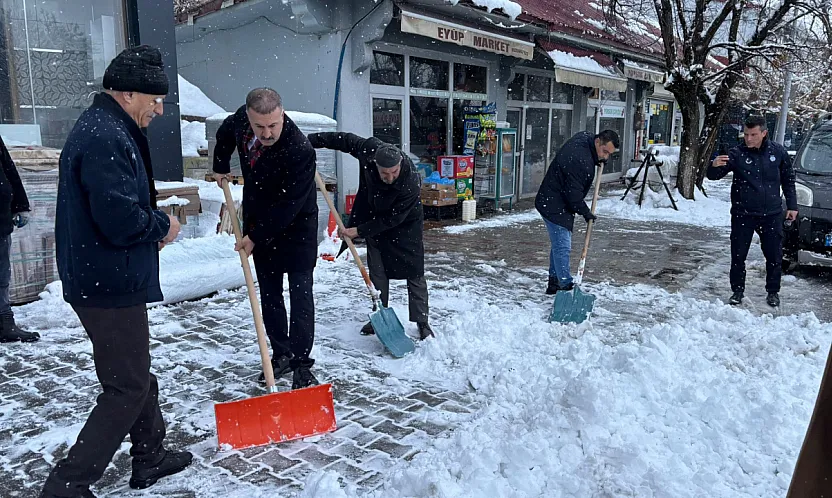 Tutak'ta karla mücadele çalışmaları aralıksız sürüyor